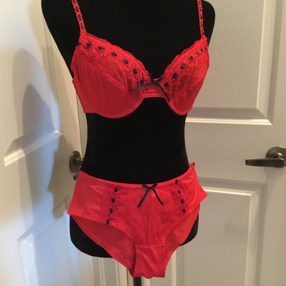 Valentines Special ❤️ Darling matching red bra & panties / Like New - Picture 6 of 13